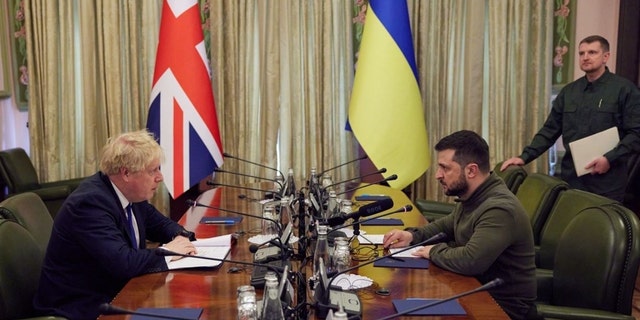 O primeiro-ministro britânico Boris Johnson se encontra com o presidente ucraniano Volodymyr Zelensky em Kiev no sábado, 9 de março de 2022.