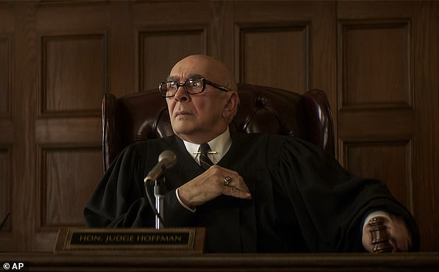 Fotos de Angela como juiz Julius Hoffmann no julgamento de Chicago 7 de 2020