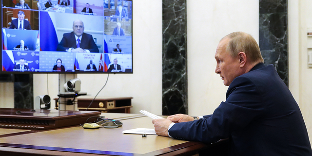 O presidente Vladimir Putin discute a indústria de ferro e aço da Rússia por videoconferência no Kremlin em Moscou na quarta-feira.