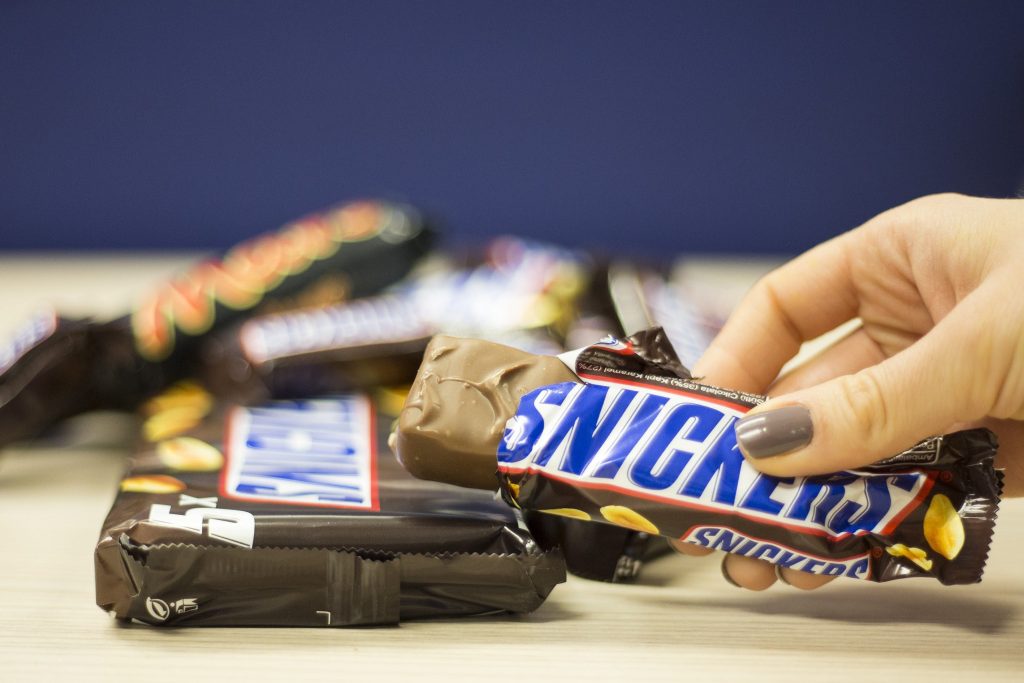 Os fãs de Snickers reagem quando sua barra de chocolate favorita mantém seu recurso X-Rated