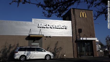 Bilionário Carl Icahn mira McDonald's por patrocinar porcos