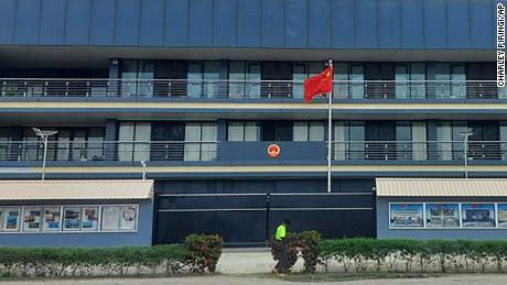 A bandeira nacional chinesa voa do lado de fora da Embaixada da China em Honiara, Ilhas Salomão, em 1º de abril de 2022. 