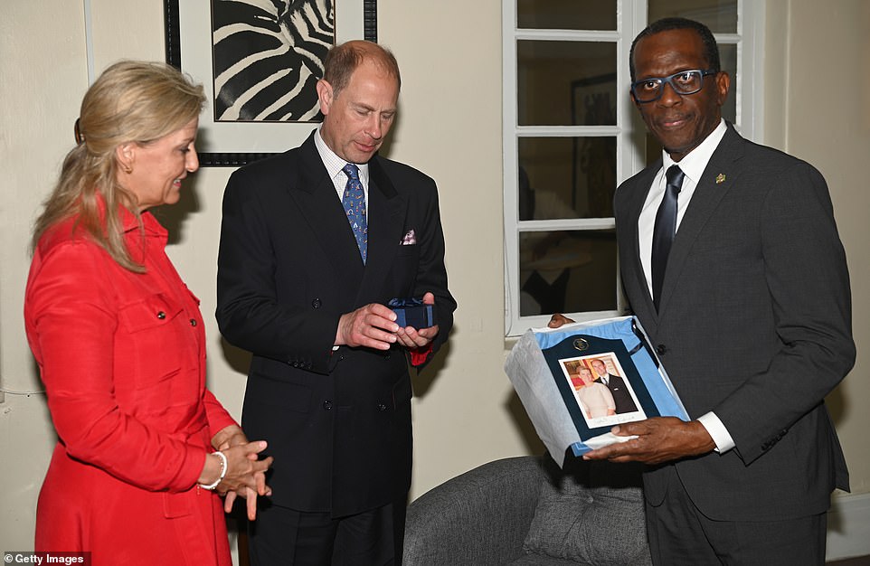 O conde e a duquesa de Wessex trocaram presentes com o primeiro-ministro Philippe Pierre.  Eles também estão programados para visitar dois outros países, Antígua e Barbuda e São Vicente e Granadinas durante sua turnê.