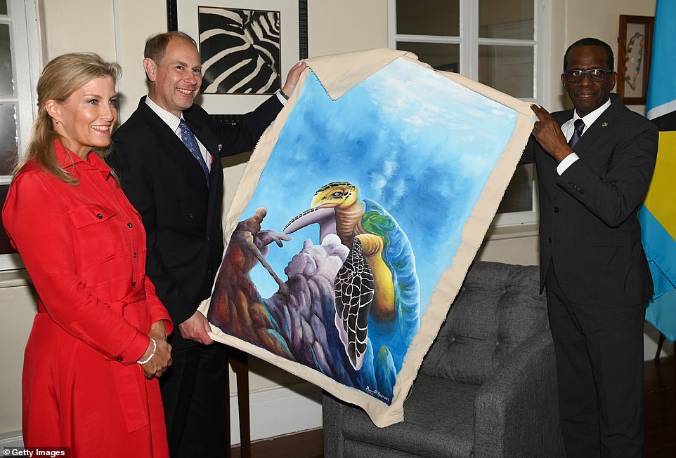 Eles trocam presentes com Monsieur Pierre O Conde e a Condessa de Wessex deram uma aquarela de uma tartaruga