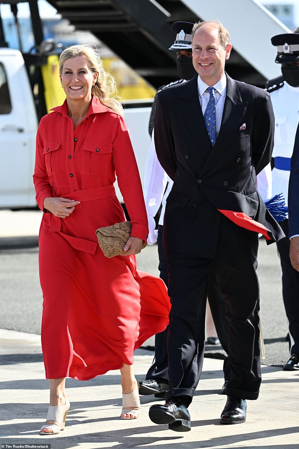Príncipe Edward e Sophie Wessex, retratados aqui no Aeroporto Internacional de Hewanorra, começaram sua excursão de uma semana pelo Caribe em Santa Lúcia na sexta-feira