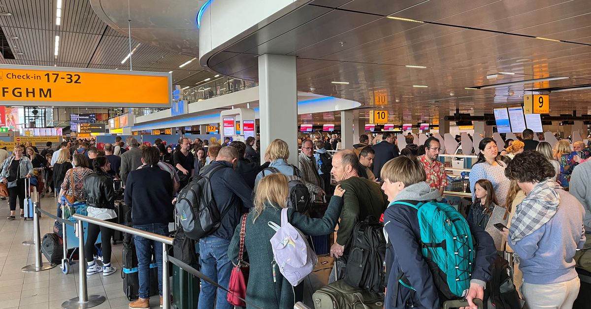 Greve causa caos no aeroporto de Amsterdã no início das férias

