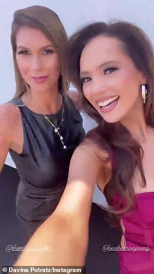 Nos bastidores, Davina Potratz (à direita) tirou um vídeo de selfie com a co-estrela Maya Vander (à esquerda)