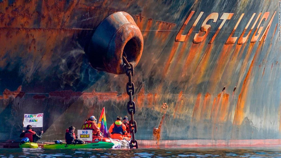 Ativistas do Greenpeace tentaram bloquear um petroleiro russo com destino à Noruega

