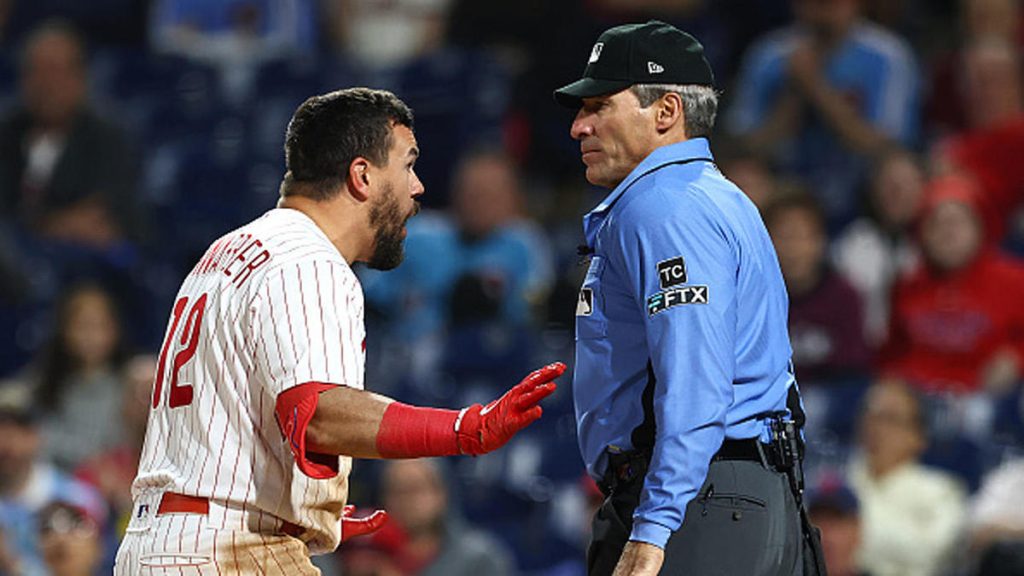 ASSISTA: Kyle Schwarber, do Phillies, perde a cabeça e é demitido após um terceiro ataque ruim de Angel Hernandez