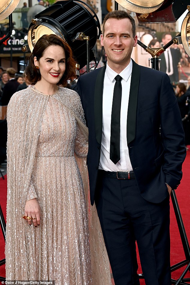 Emocionante: Ao fazer sua estréia no tapete vermelho como um casal de noivos, Michelle brilhou em um atraente vestido prateado na estréia de Downton Abbey: New Era London