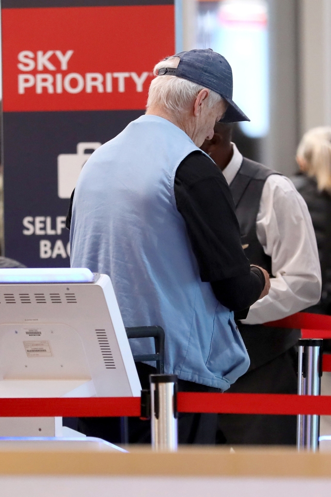 Bill Murray é visto conversando com um funcionário da companhia aérea.