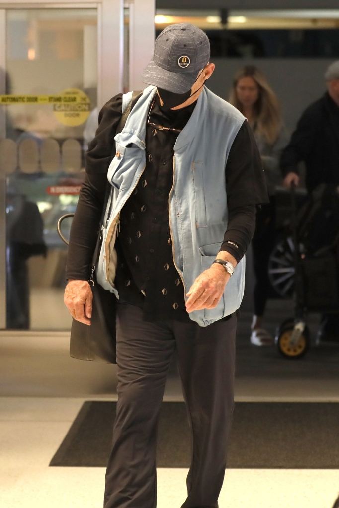 Bill Murray é visto com a cabeça baixa enquanto usa uma máscara preta.