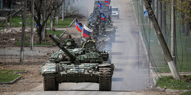 Um comboio de forças pró-Rússia se move ao longo de uma estrada em Mariupol, na Ucrânia, na quinta-feira, 21 de abril.