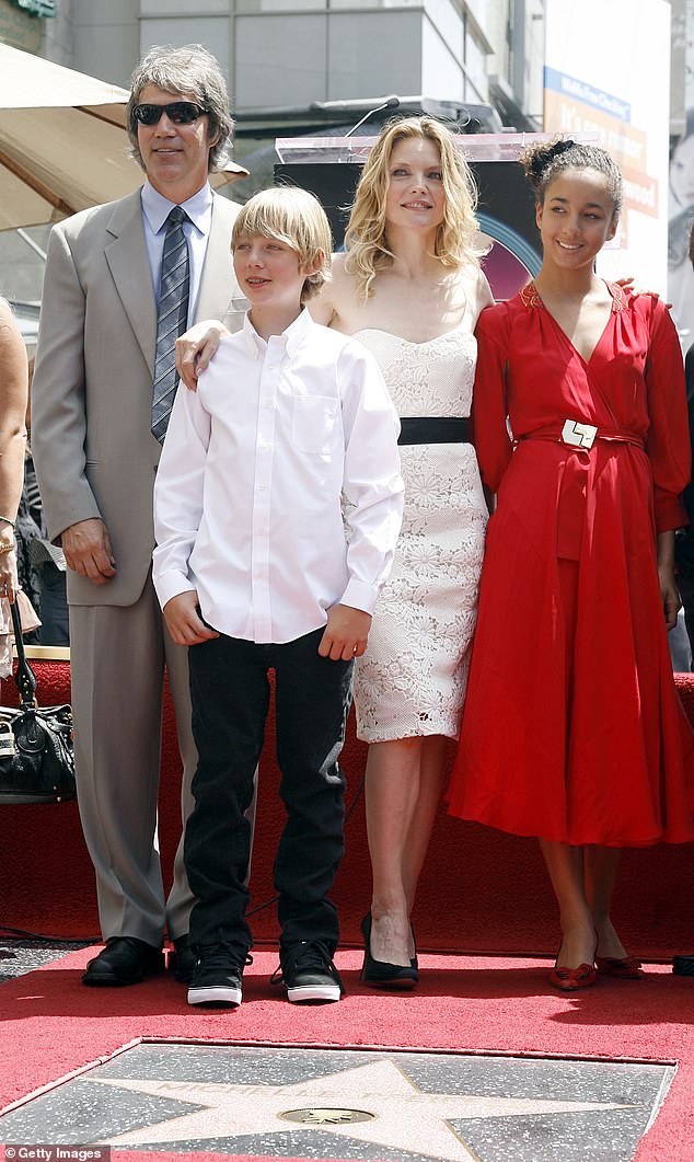 Momentos assustadores: Pfeiffer foi fotografada em 2007 com o marido e dois filhos, Claudia e John