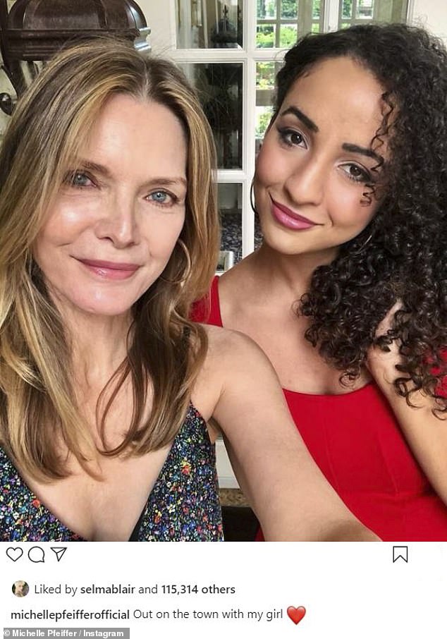 TÃO FOFO: Pfeiffer compartilhou uma selfie rara e bonita com sua adorável filha Claudia Rose em seu Instagram em 2021