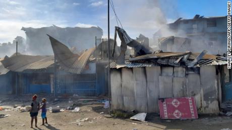 Fumaça sobe de prédios em chamas em Chinatown em Honiara em 26 de novembro de 2021 após dois dias de tumultos.