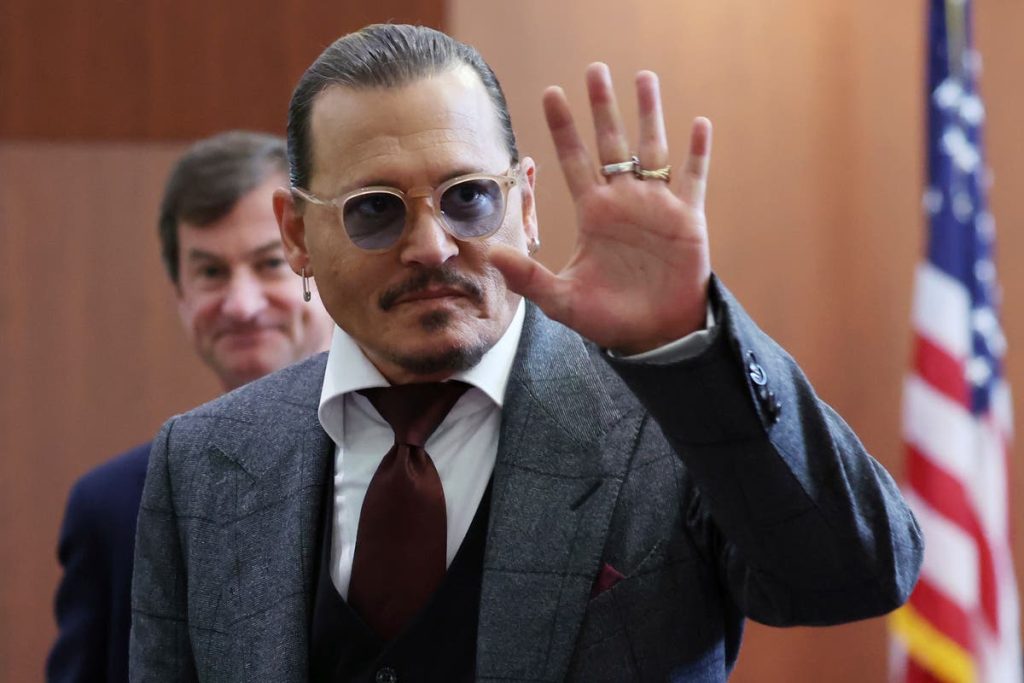 Assista ao estranho momento em que Johnny Depp ri enquanto o segurança fala sobre seu pênis no tribunal