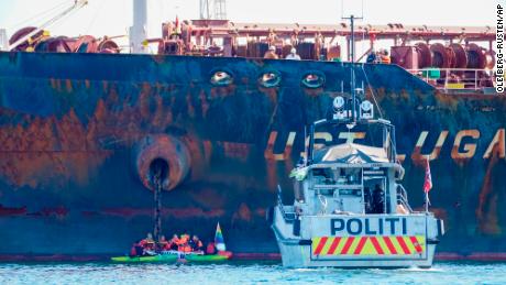 Um barco da polícia está no local enquanto membros do Greenpeace organizam um protesto contra Ust Luga na segunda-feira, 25 de abril.