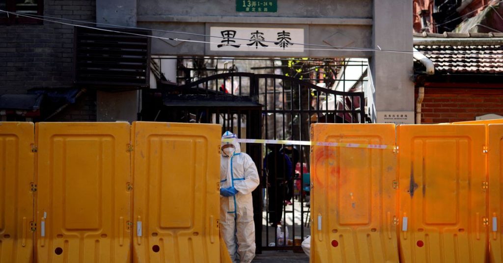 Bloqueio de Xangai se aprofunda após novo aumento de casos assintomáticos de COVID