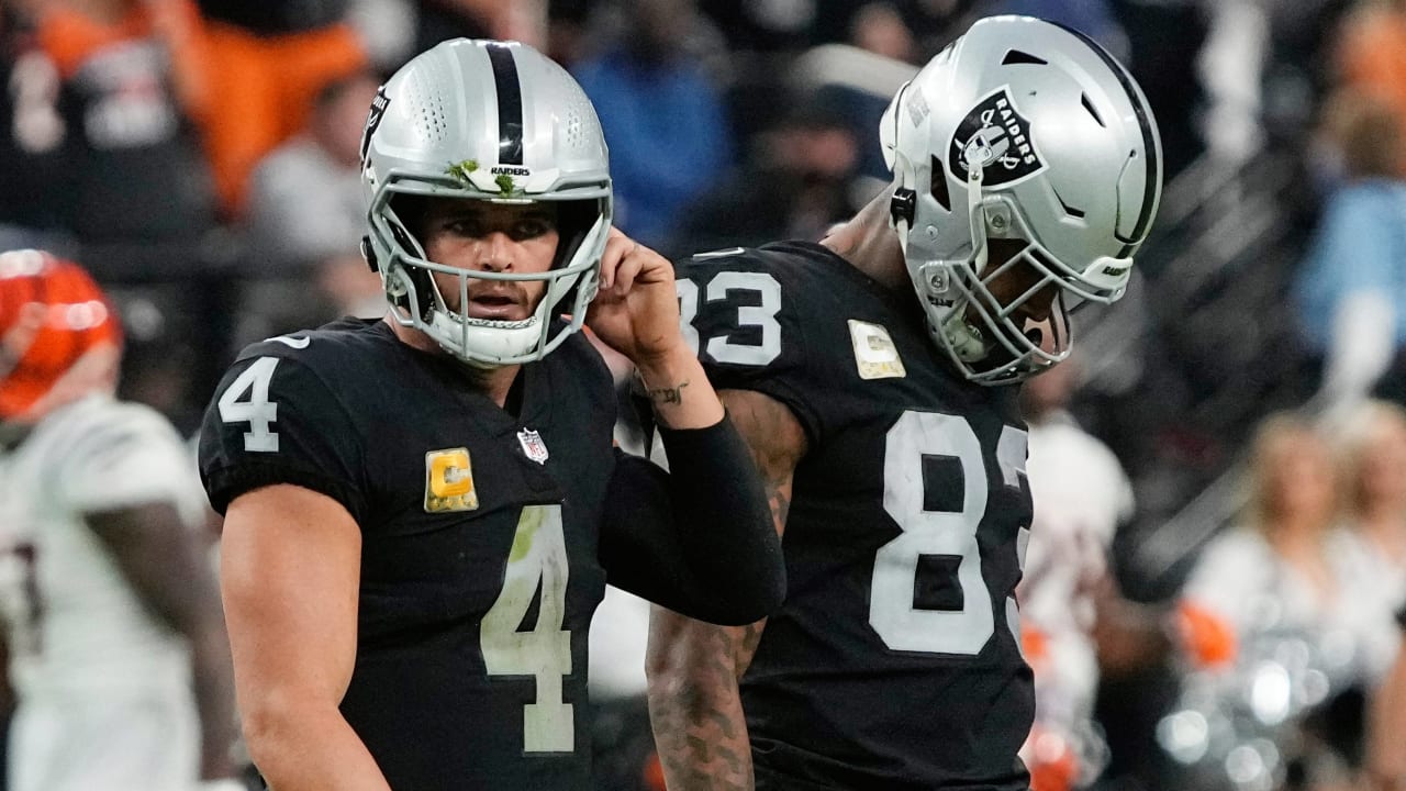 Derek Carr sobre o relatório de que Raiders e Packers discutem a troca de Darren Waller: 'lol, sem chance'

