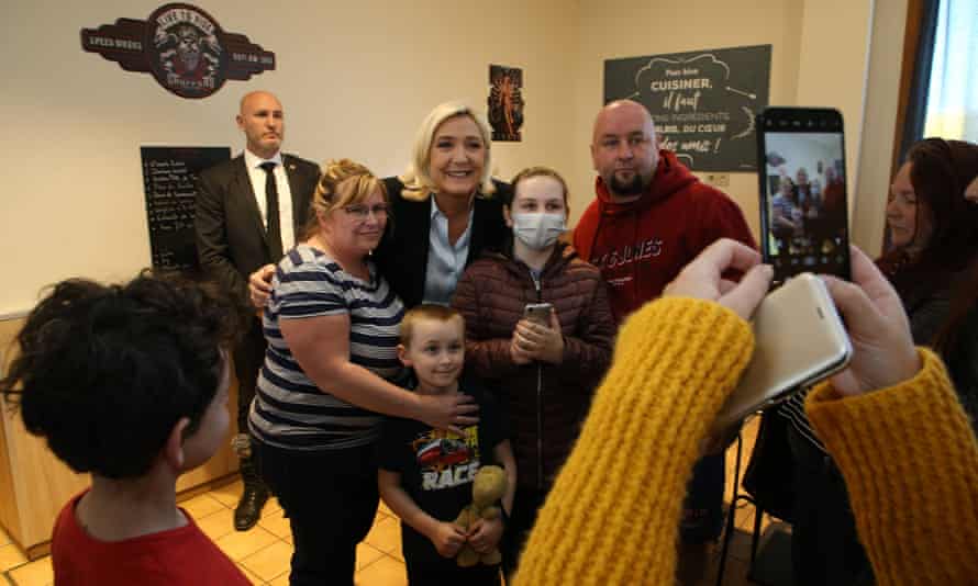 Marine Le Pen posa para uma foto em um restaurante de parada de caminhões em Ruwi