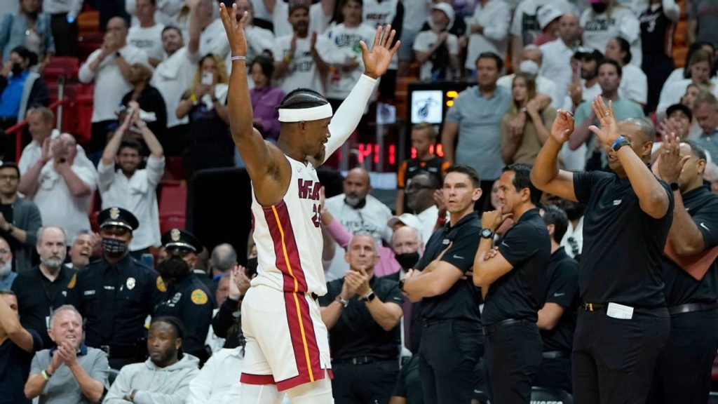 Jimmy Butler, do Miami Heat, marca 45 pontos na vitória do jogo 2, diz que é um 'jogador diferente' do que era durante as finais da bolha da NBA