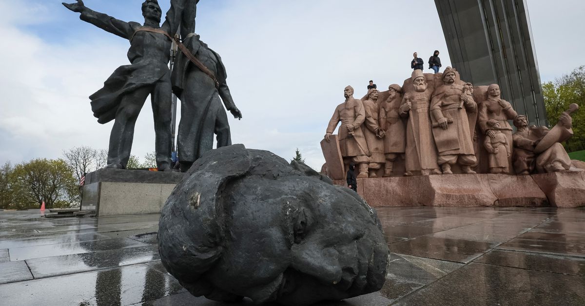 Kiev destrói um monumento da era soviética que simboliza a amizade russo-ucraniana

