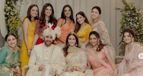 Novas fotos de Ranbir Kapoor e Alia Bhatt com madrinhas de um casamento cheio de diversão, risadas e amor