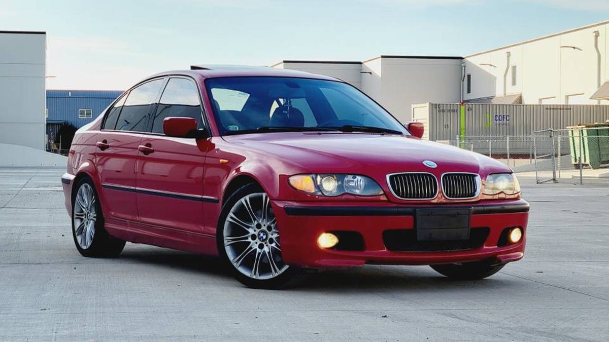 Por US $ 8.500, esse título BMW 330i reconstruído 04 poderia ser um bom negócio?

