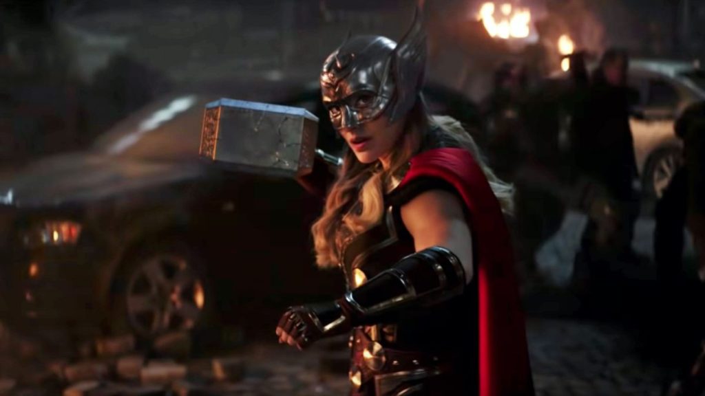 Thor: Love and Thunder filme com Jane Foster de Natalie Portman pegando o martelo