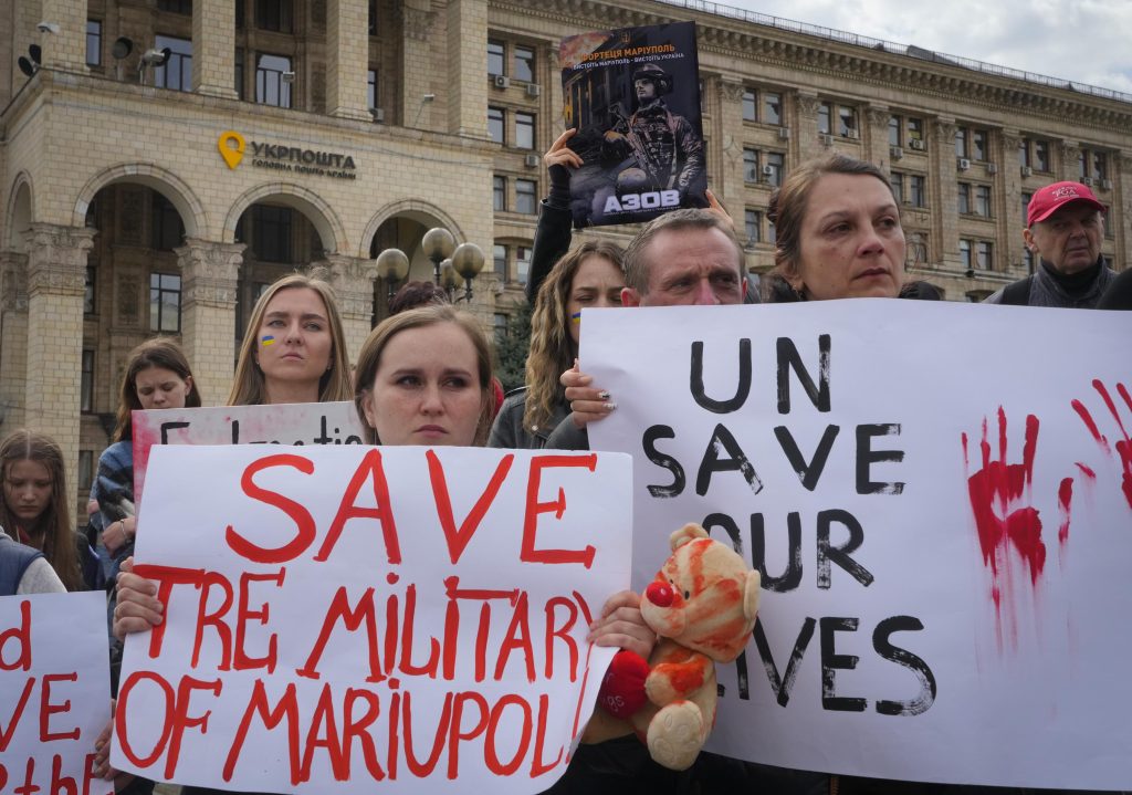 Ucranianos pedem para salvar Mariupol, progresso lento da Rússia