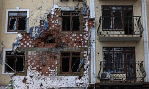 Uma foto de um prédio destruído em Irbin, perto de Kiev, em 1º de abril de 2022, em meio à invasão russa da Ucrânia.