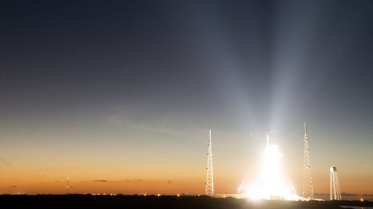 Um foguete Artemis 1 na lua faz uma ponte sobre a estação espacial nesta impressionante foto da NASA

