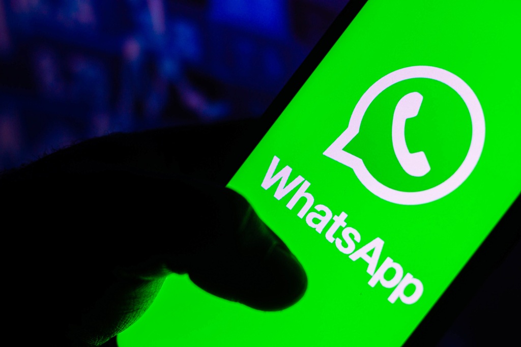 Brasil - 08/06/2021: Nesta ilustração, o logotipo do WhatsApp é exibido na tela do smartphone.