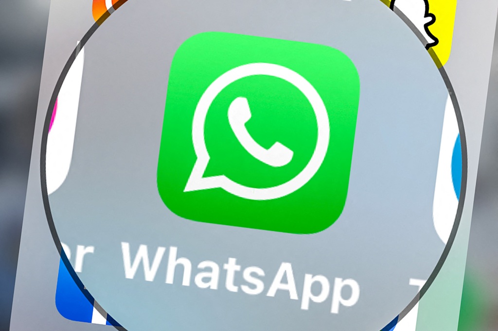 Esta imagem tirada em 23 de março de 2022 mostra o logotipo do programa de mensagens instantâneas e do serviço de chamadas Whatsapp em um tablet em Lille, norte da França. 