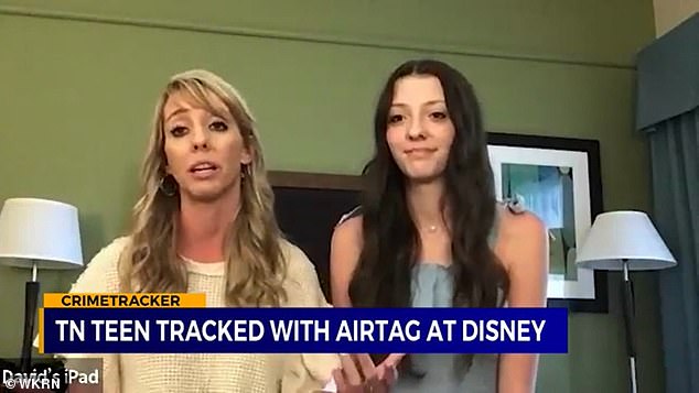 Jennifer Gaston disse que descobriu um AirTag rastreando ela e sua filha de 17 anos, Madison (à direita), enquanto voltavam para o carro na linha do Walt Disney World em Orlando, Flórida.  Marido recebeu uma notificação no telefone de Madison