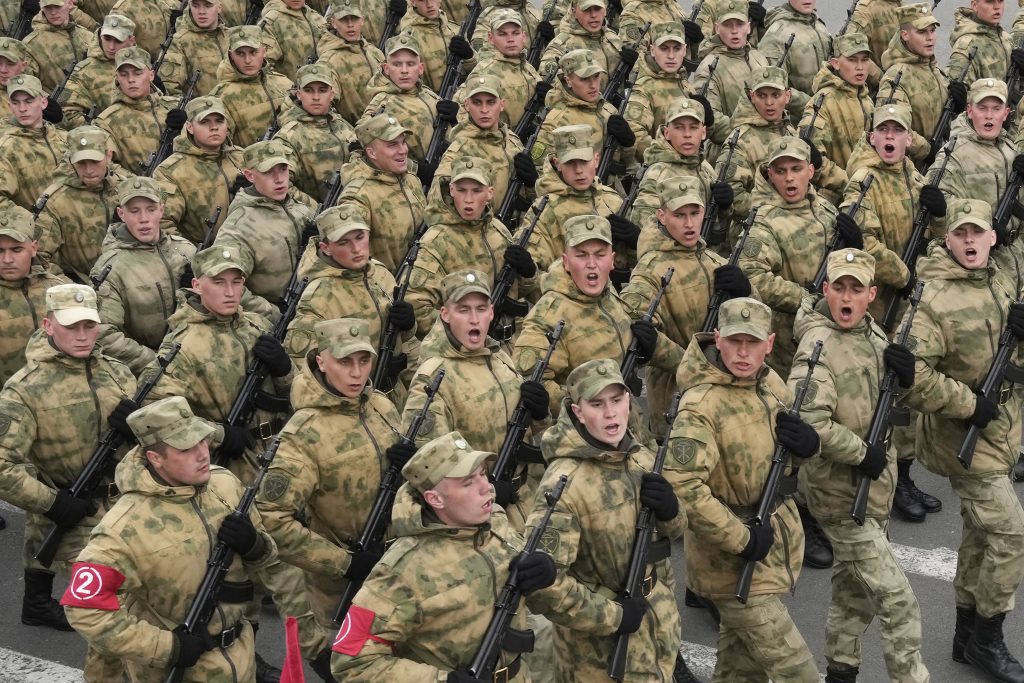 Rússia move tropas para Mariupol antes do desfile do 'Dia da Vitória', autoridades trabalham para resgatar forças sitiadas
