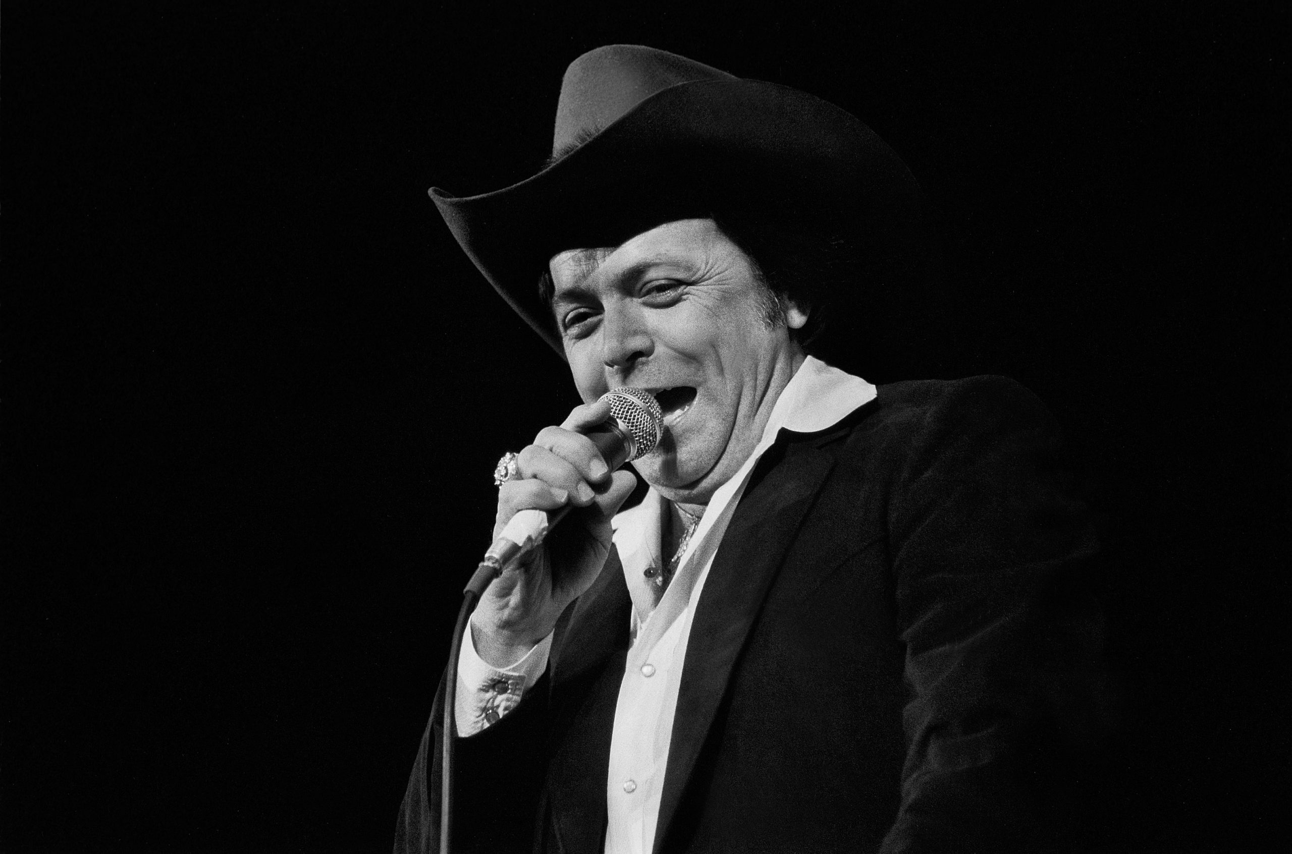 Mickey Gilly, lenda da música country, morre aos 86 anos

