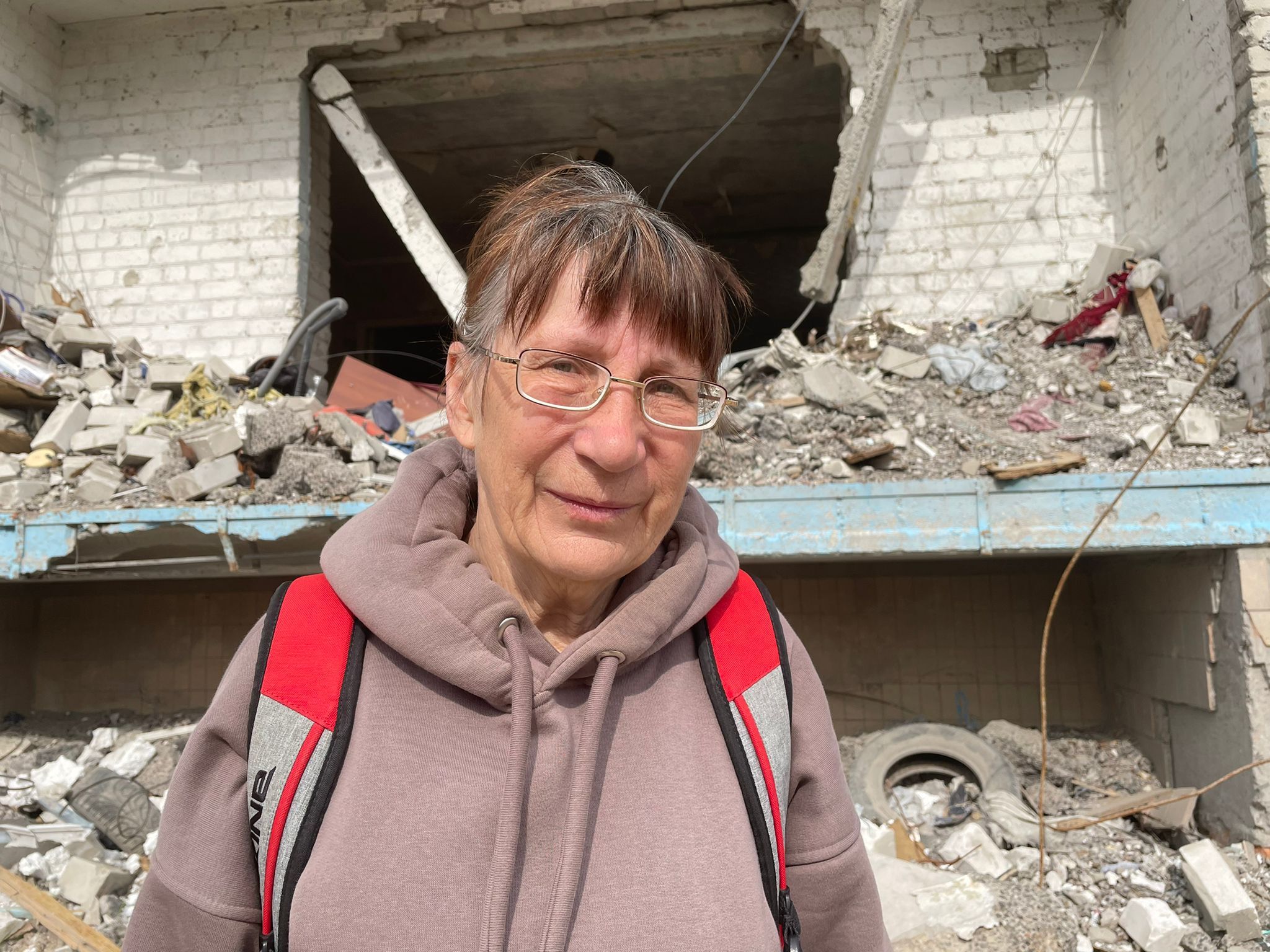 Valentina Turgonchko, aposentada, do lado de fora de sua casa destruída.