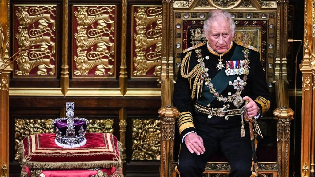 Príncipe Charles faz o discurso da rainha pela primeira vez