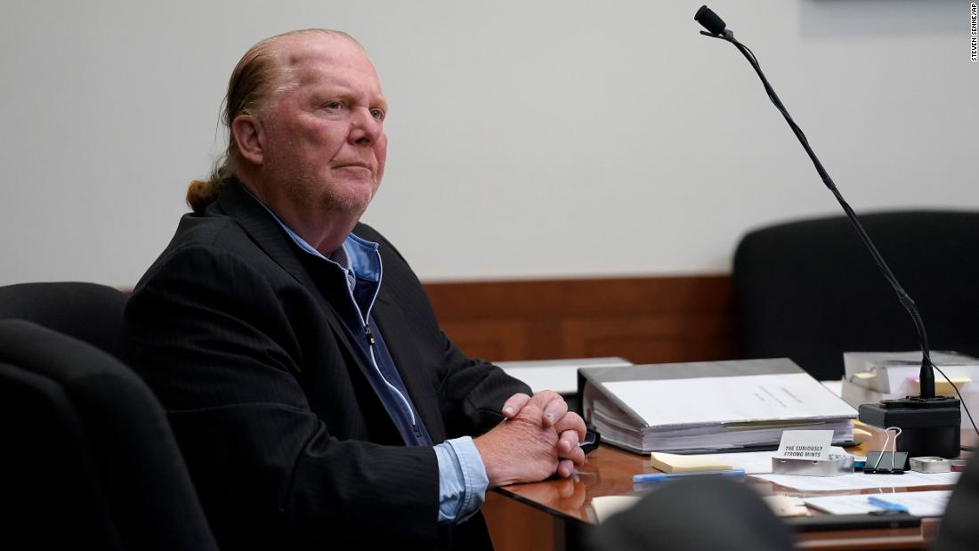 Mario Batali: Chef de celebridades absolvido de tocar em uma mulher em um restaurante de Boston

