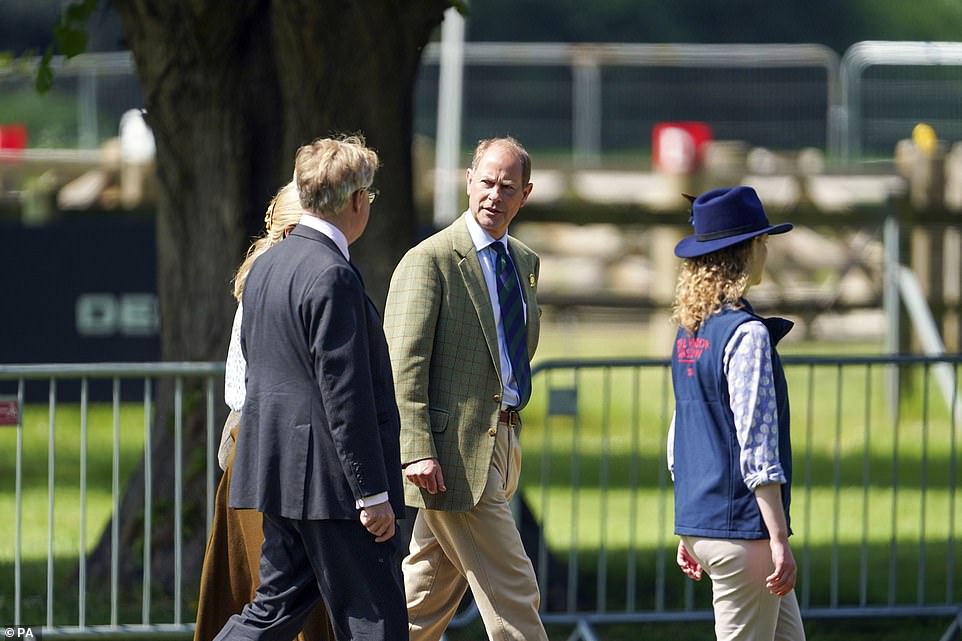 O Conde de Wessex com sua filha Lady Louise Windsor no Royal Windsor Horse Show no sábado