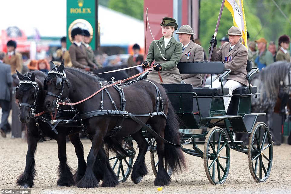 Lady Louise foi fotografada dirigindo uma carruagem no Royal Windsor Horse Show, que se diz ser o evento favorito da rainha.