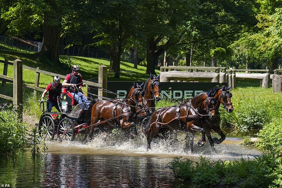 Renee Boncin compete no International Land Rover Driving Competition no Royal Windsor Horse Show