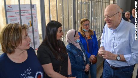 O primeiro-ministro libanês Najib Mikati vota nas eleições parlamentares em uma estação de votação na cidade libanesa de Trípoli, no norte do país, em 15 de maio.