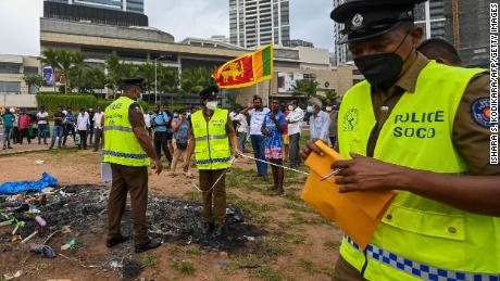Manifestantes no Sri Lanka queimam políticos  Casas enquanto o país mergulhava em mais caos
