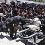 ‘Extremistas’ derrubam barreiras e entram em confronto com a polícia enquanto temporada do Hajj termina em caos