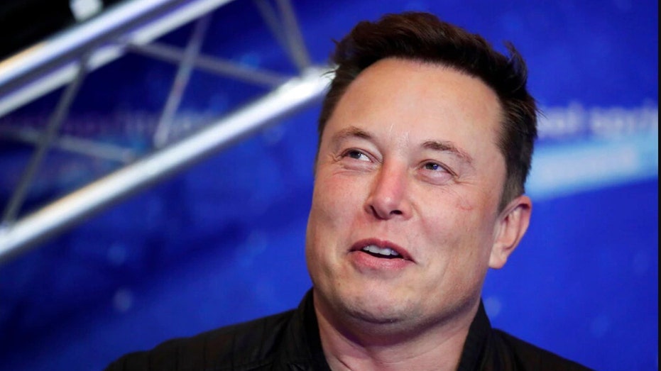 Elon Musk, CEO da Tesla, chega ao Axel Springer Media Award em Berlim