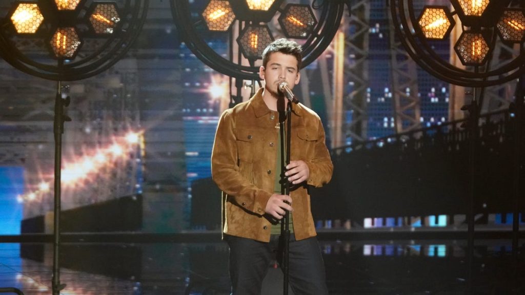 O prêmio 'American Idol' é coroado após enfrentar Noah Thompson e Hunter Girl