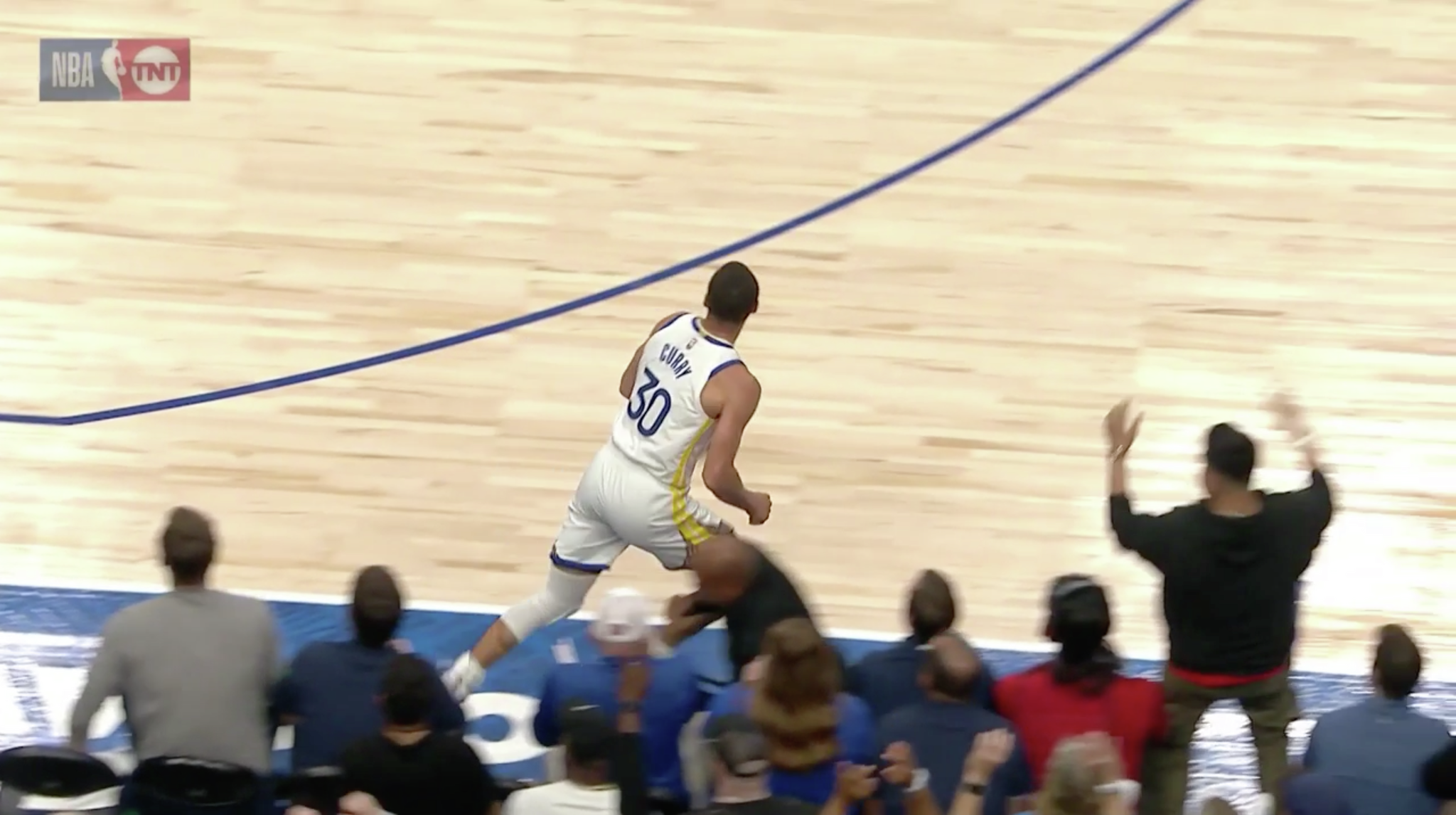 Steve Curry, dos Warriors, voa sobre a bandeja do garçom indo para o final do primeiro tempo contra os Mavericks

